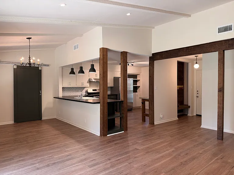 407 Heartwood Dr — Photo 1