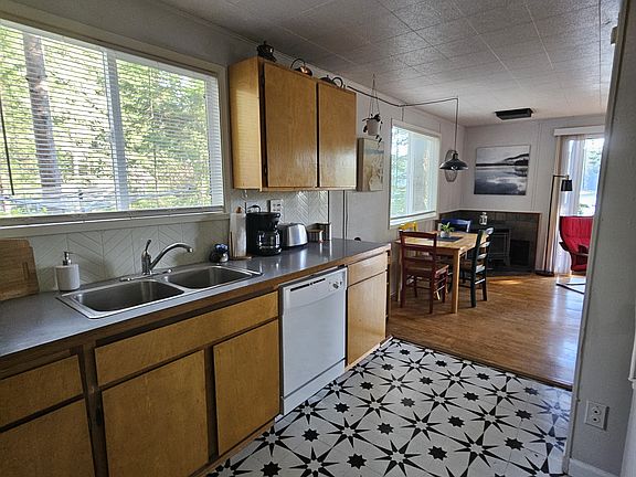 4th image of 5265 Lakeside Dr