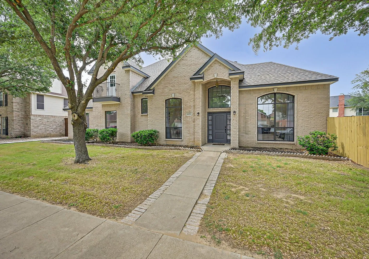 Fully Furnished Grand Prairie 4 Bedroom Home — Photo 2