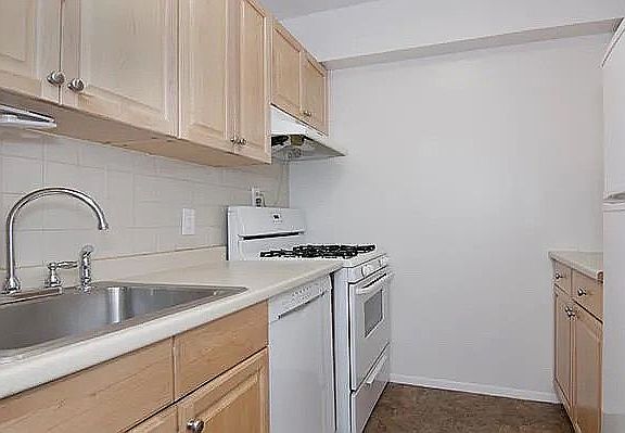 4th image of 170 W 23rd St APT 2M