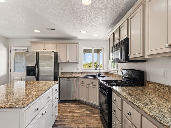 4th image of 63825 Hunters Cir