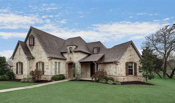 2nd image of 1016 Woodbridge Pl