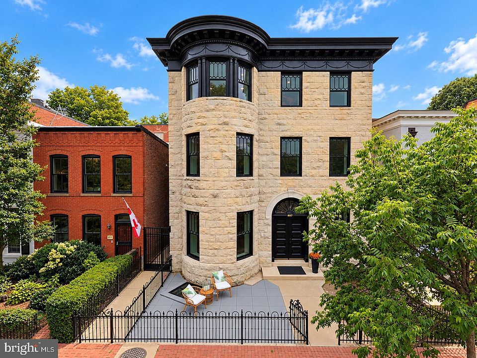 1st image of 807 A St NE #301