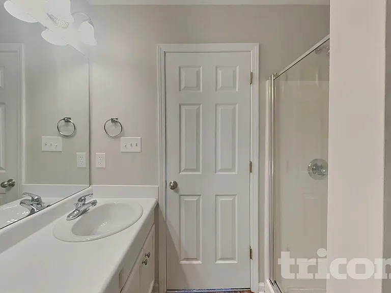 2809 Erinridge Rd — Photo 10