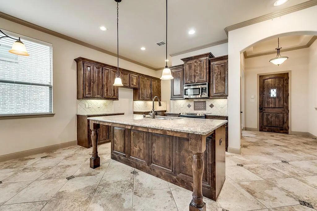 4 bed, 2171 sqft, $2,350 — Photo 4