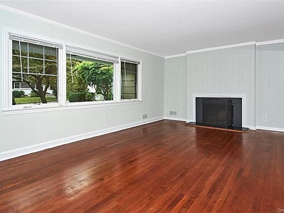 3rd image of 10 Fieldstone Rd