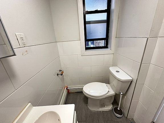 5th image of 196 Clinton Ave #11A