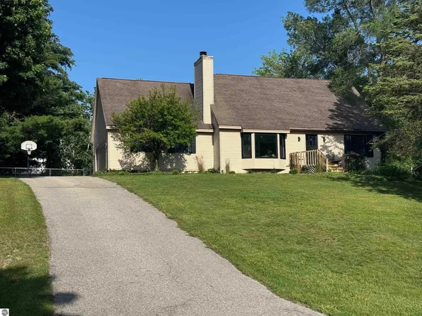 726 Highland Park Dr, Traverse City, MI 49686
