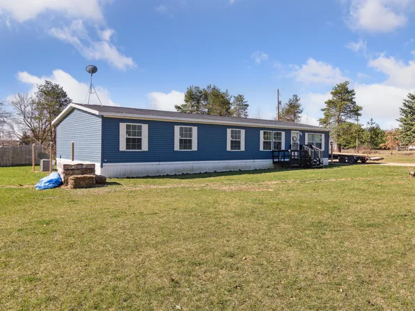 11390 E Pakes Rd, Crystal, MI 48818