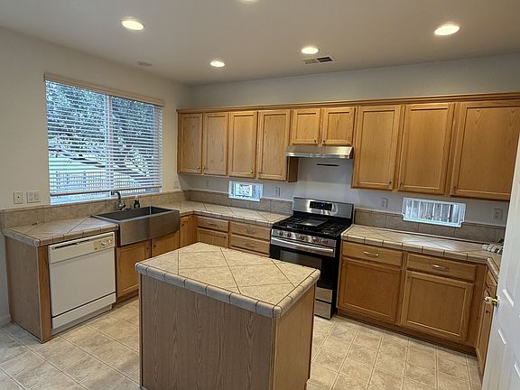 2nd image of 932 Lakeview Dr