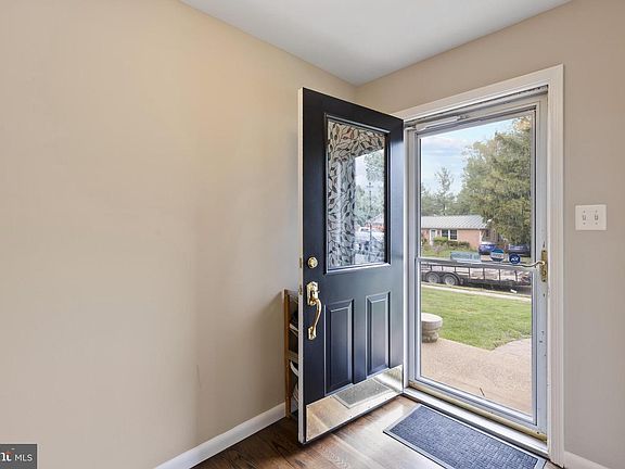 3rd image of 210 E Loudoun Valley Dr