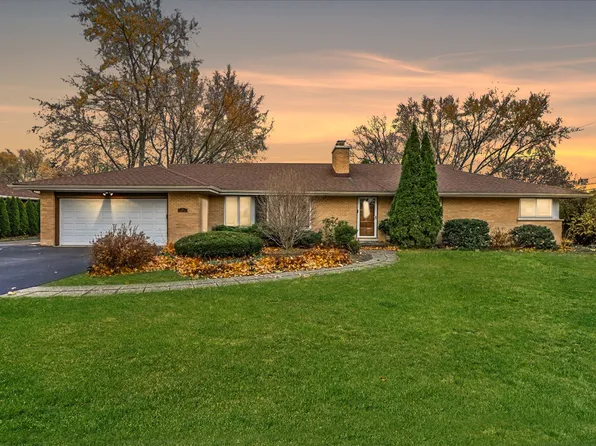 17 N Wildwood Dr, Prospect Heights, IL 60070