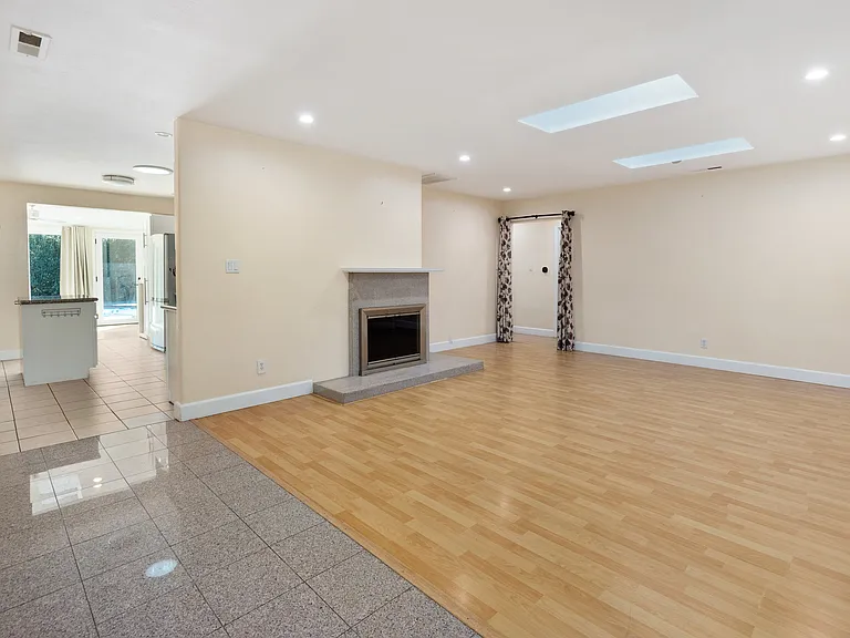12504 Saratoga Ave — Photo 4