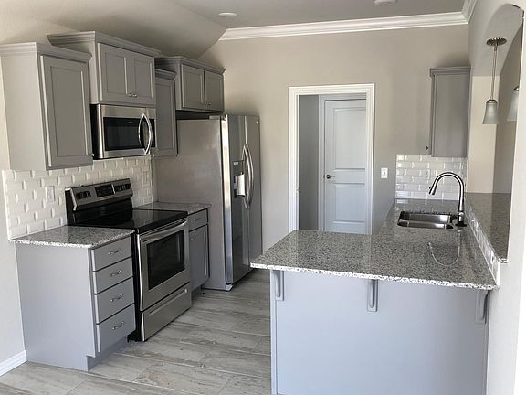 4th image of 530 Holly St