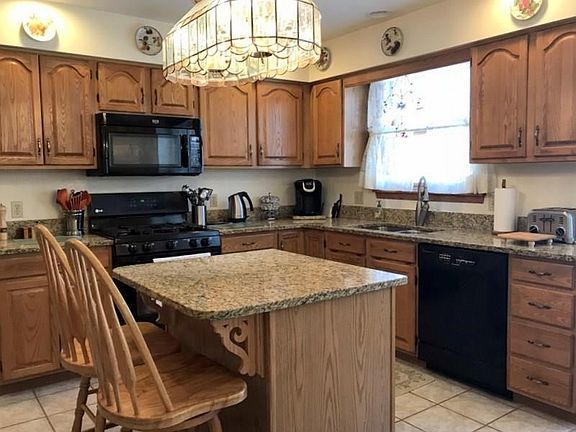 GRANITE COUNTERTOPS & ALL OAK CABINETRY