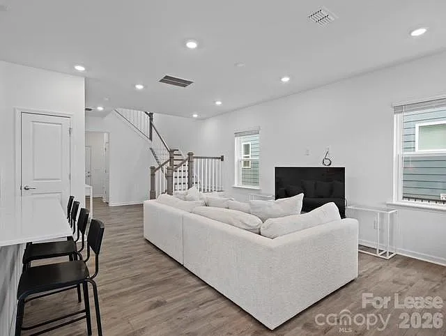 4 bed, 3.0 bath, 2164 sqft, $2,300 — Photo 2