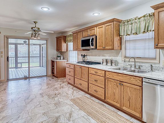 5th image of 515 Saint Clair Ct
