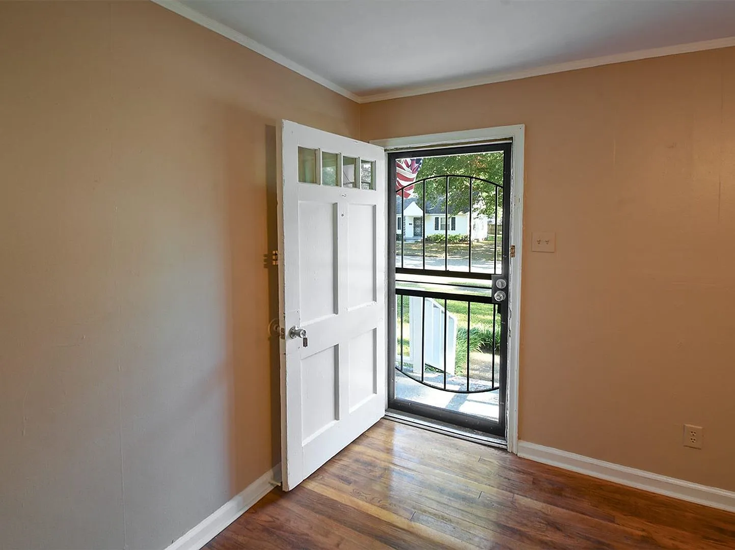 Darling 2 Bed, 1 Bath Home Near Memphis Botanic Garden And Getwell Road. — Photo 2