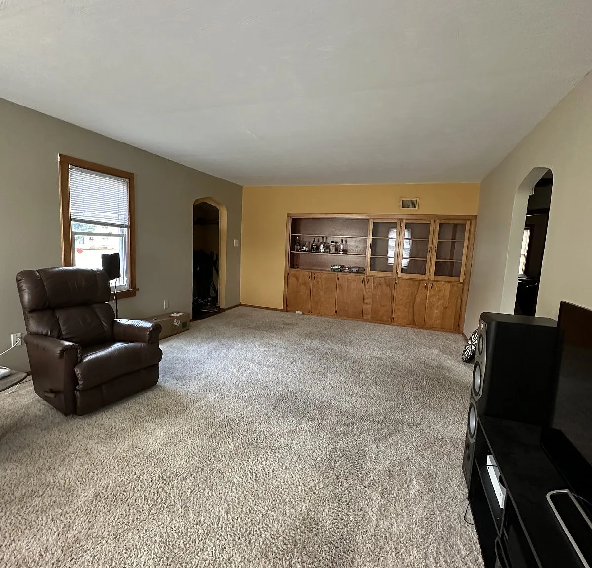 4 bed, 2.0 bath, 1820 sqft, $550 — Photo 2