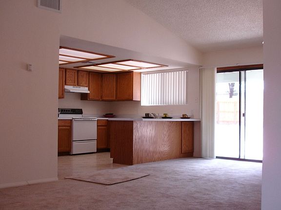 Kitchen & Dining