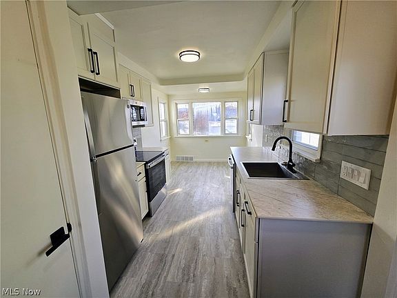 5th image of 1558 Temple Ave