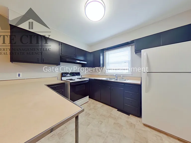 611 Mobile St — Photo 2