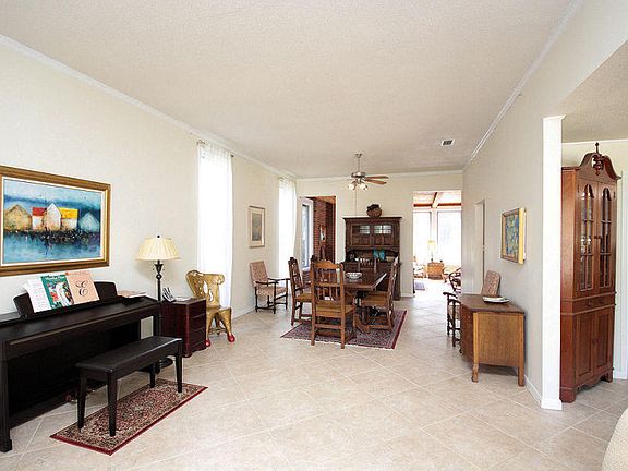 3rd image of 10 Hillcrest Dr