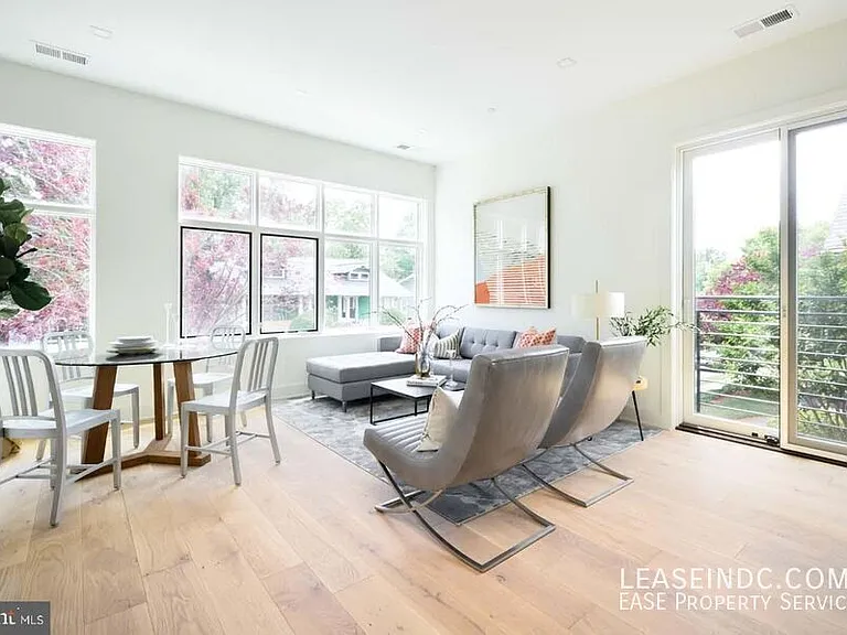 1018 Douglas St NE #5 — Photo 4
