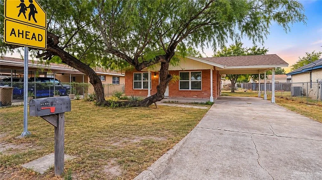 3 bed, 1.0 bath, 1092 sqft, $1,350 — Photo 3