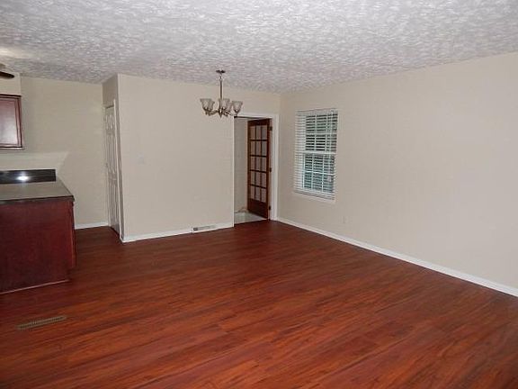 5th image of 401 E Tiverton Way
