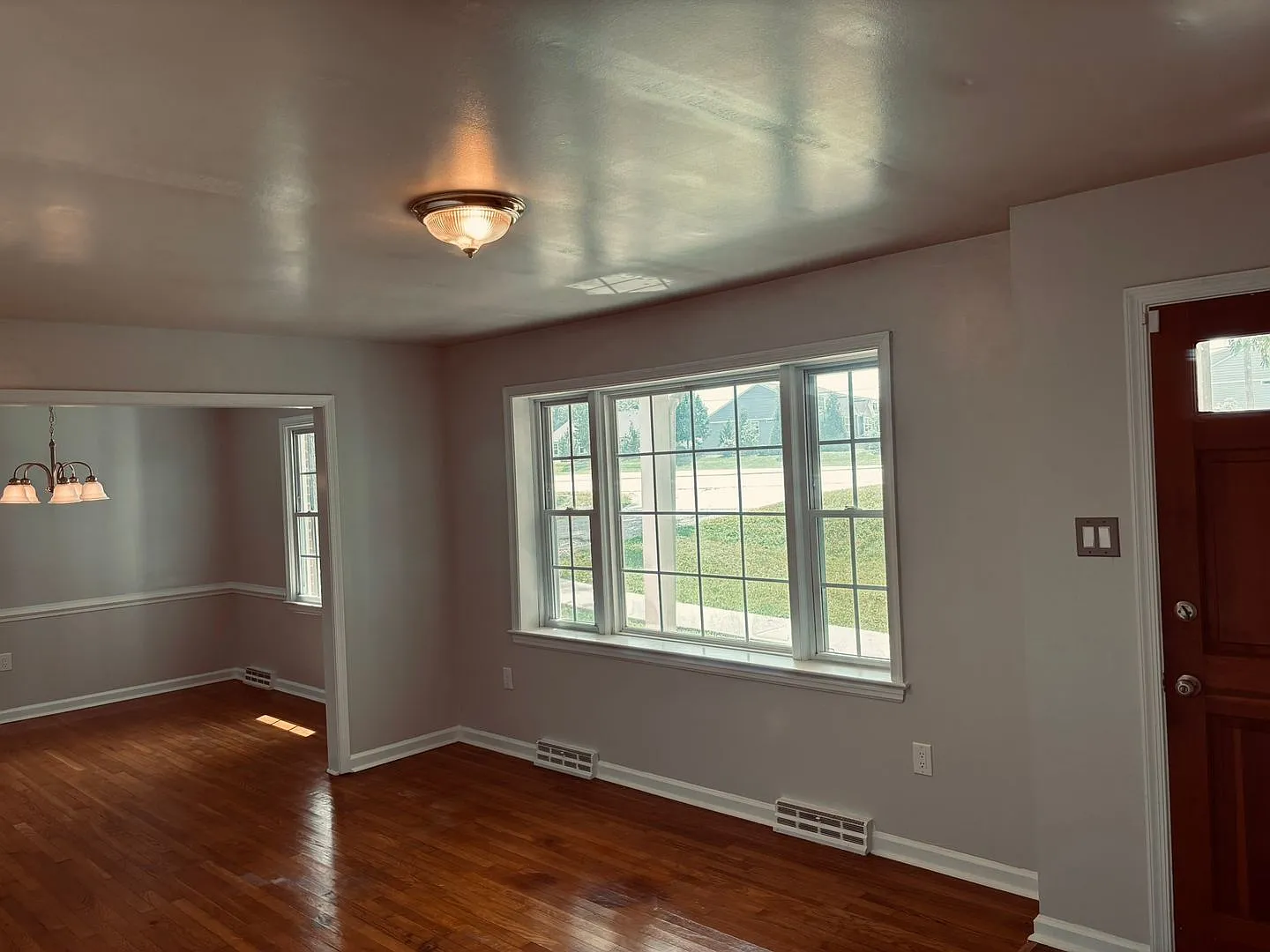 Large 3 bedroom brick rancher with 1.5 bathrooms. — Photo 2