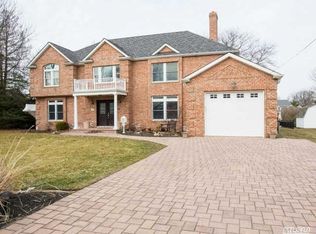 78 Wagstaff Ln, West Islip, NY 11795