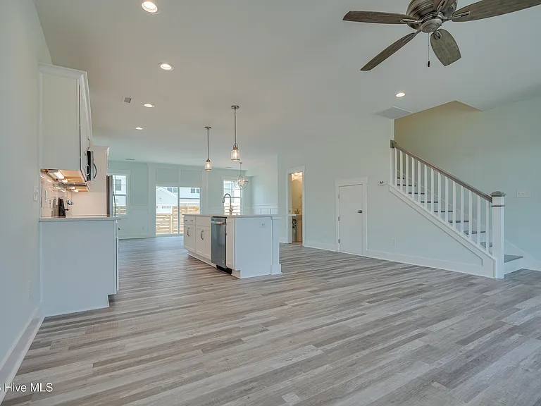 4736 Siddons Dr — Photo 2