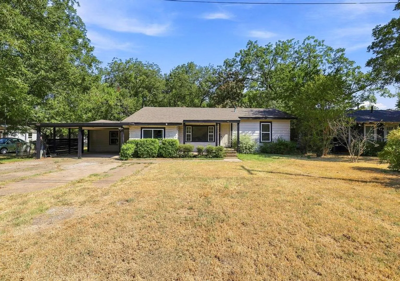 Charming 3 Bed 2 Bath Home With Bonus Room in Denison — Photo 2
