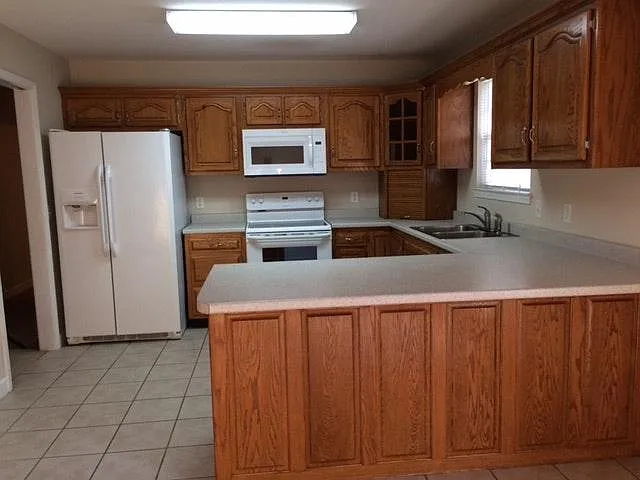 5 bed, 1900 sqft, $2,195 — Photo 3
