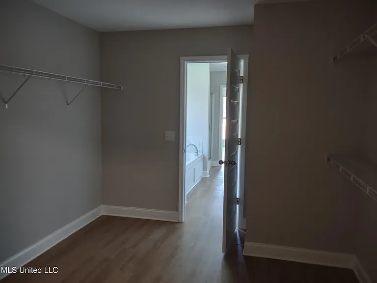 560 Silver Hill Dr — Photo 18