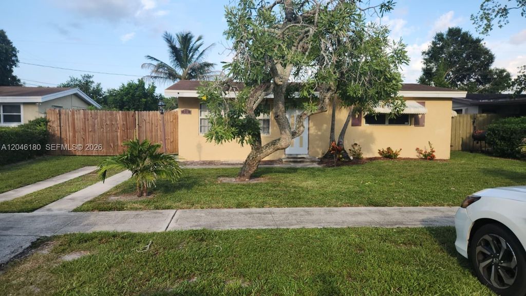 772 Gardenia Dr, Royal Palm Beach, FL
