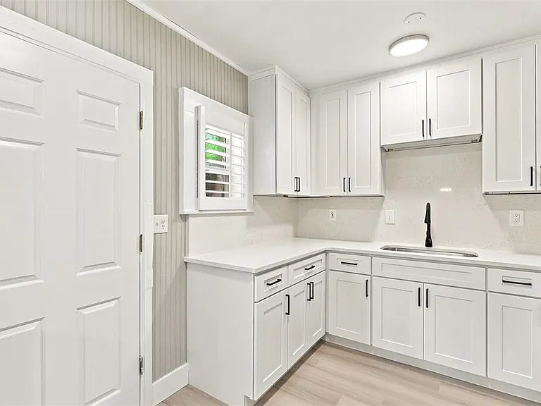 2704 E Jefferson St — Photo 17