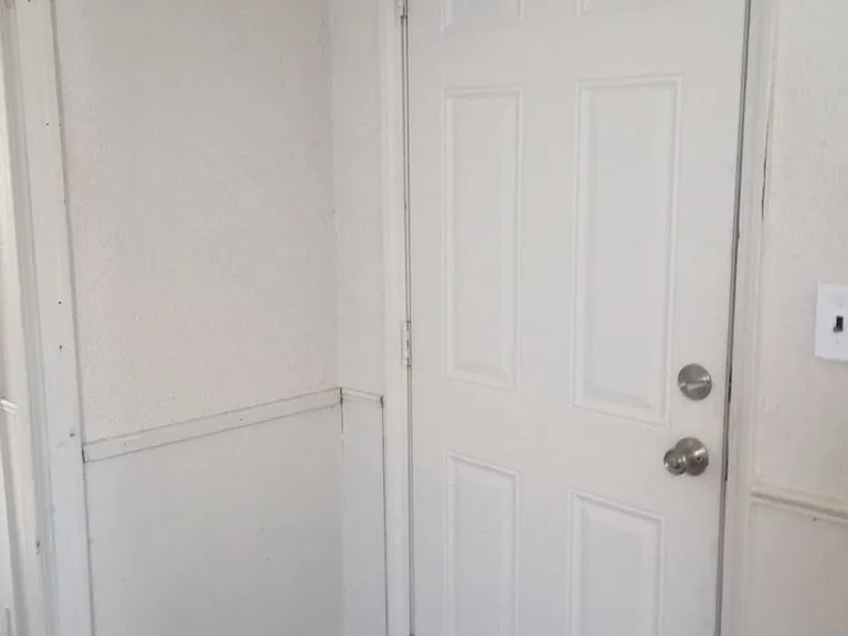 912 NE 9th Ave — Photo 1