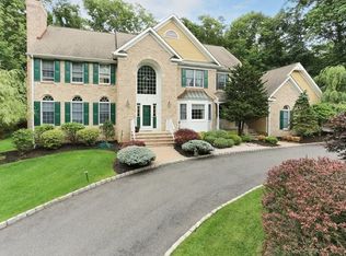 16 Deer Path Cir, Green Brook, NJ 08812