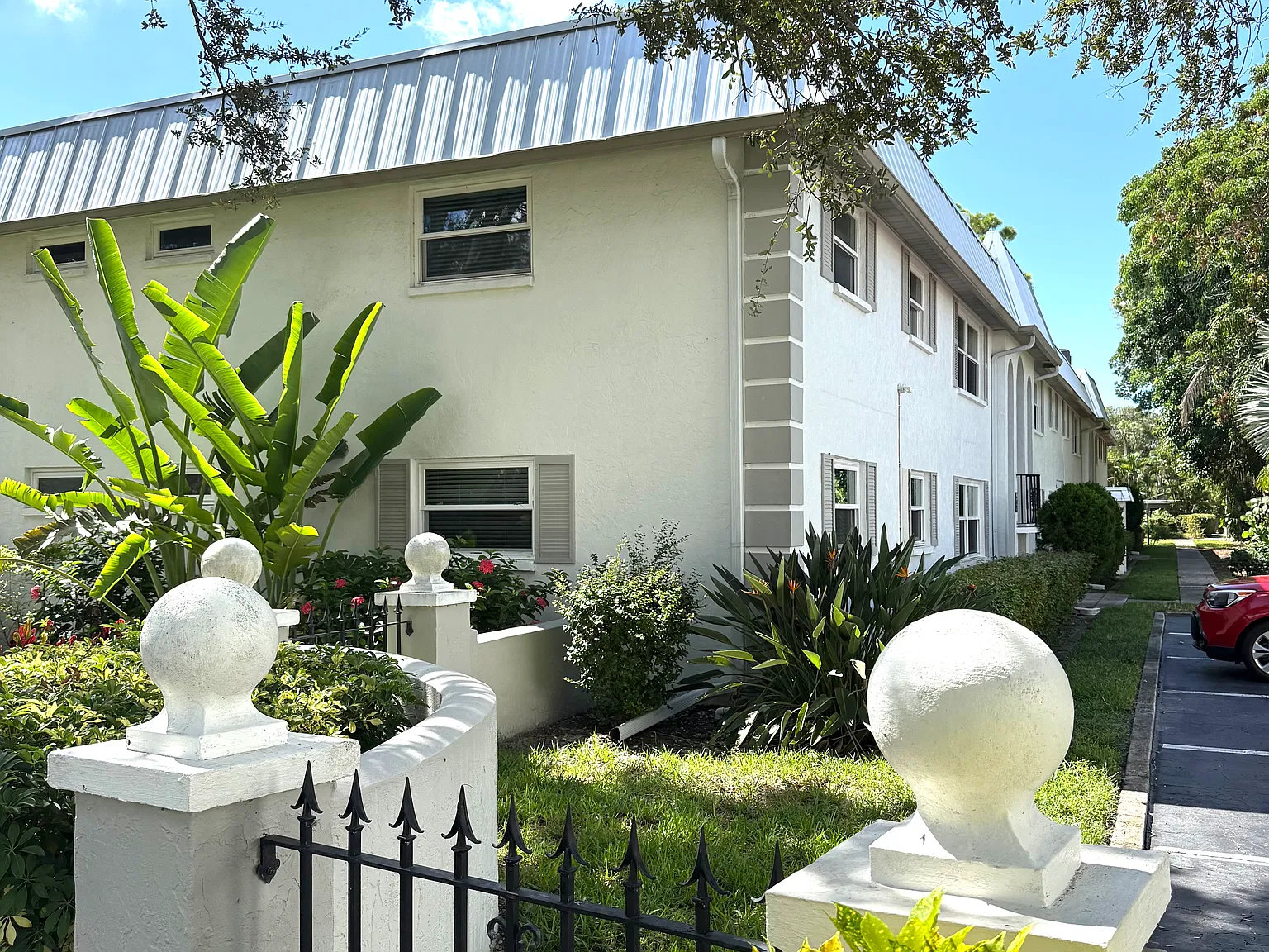 5800 Hollywood Blvd — Photo 2