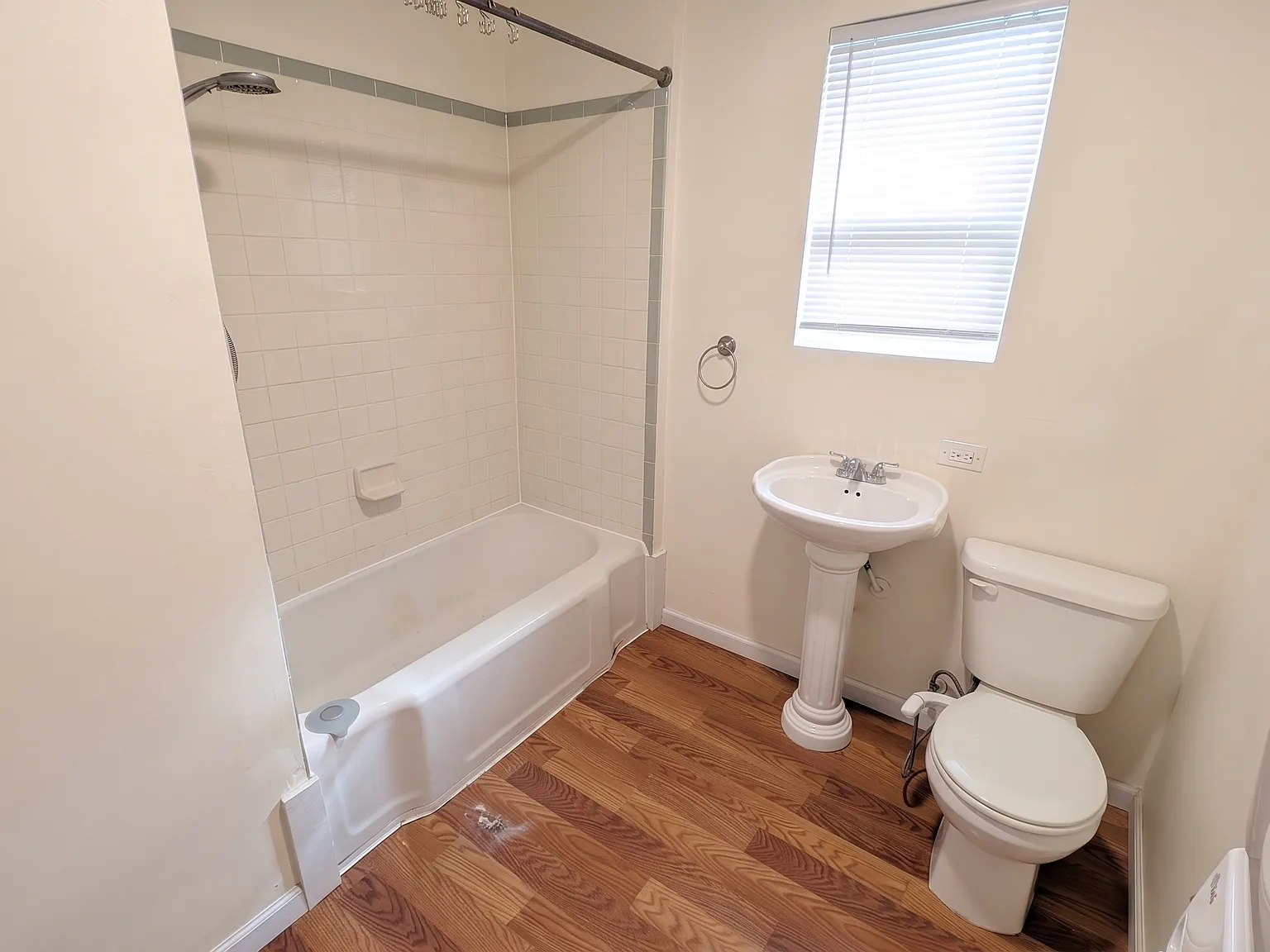 3 bed, 1002 sqft, $1,600 — Photo 4