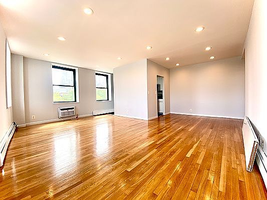 4th image of 555 E 78th St APT 5K