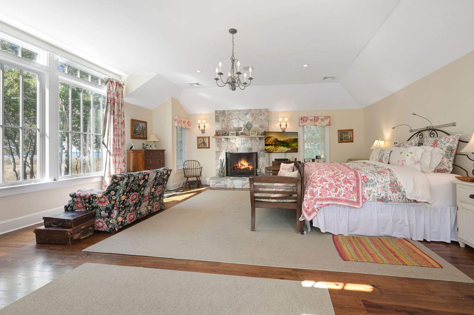  Ensuite primary bedroom with extraordinary views