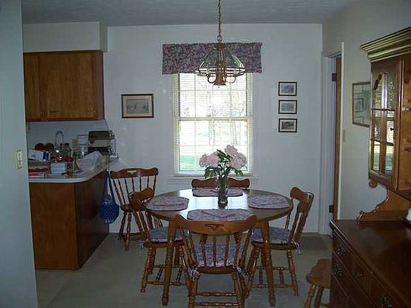 4th image of 32 Fern Ln