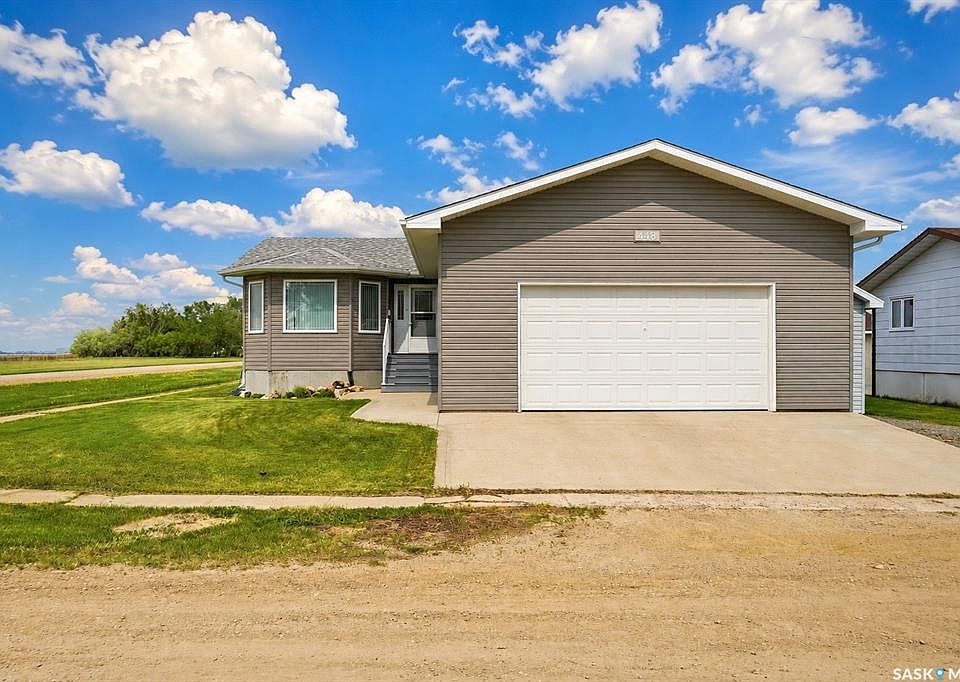 1st image of 448 Martin CRESCENT