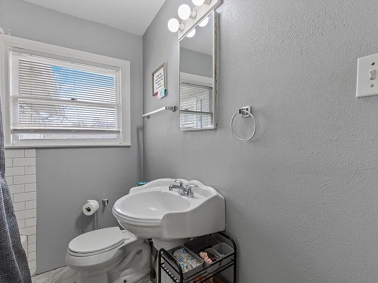 4228 Winfield Ave — Photo 4