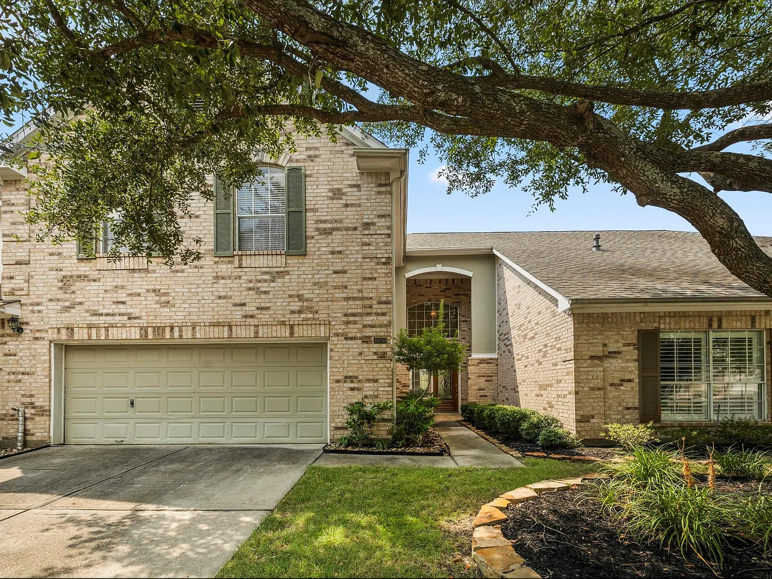 3 bed, 2.5 bath, 2131 sqft, $2,600 — Photo 1