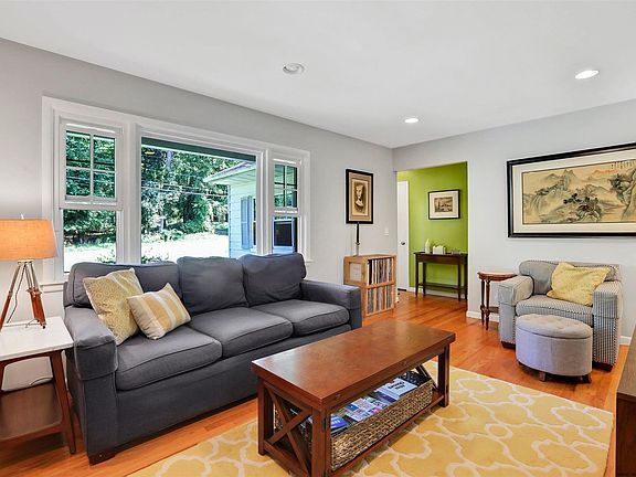 5th image of 98 Beechwood Ave
