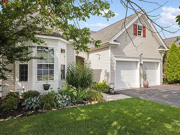 3rd image of 5 Glen Cove Ct